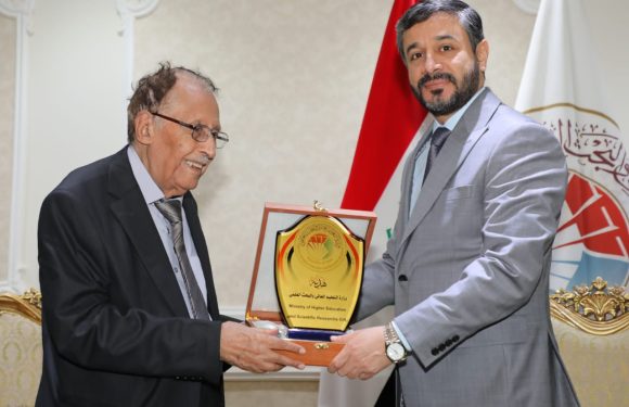 وزير التعليم يكرم أستاذ الدراسات اللغوية والقرآنية الدكتور فاضل صالح السامرائي